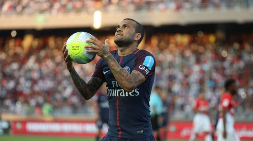 Paris saint germain offers another year to Dani Alves